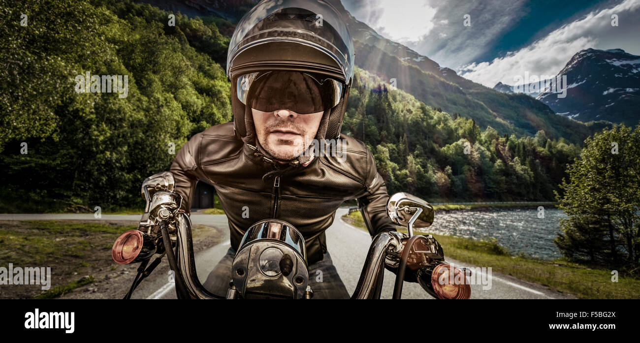 Biker in casco e giacca di pelle racing su strada. Foto Stock Biker in casco e giacca di pelle racing su strada. Foto Stock