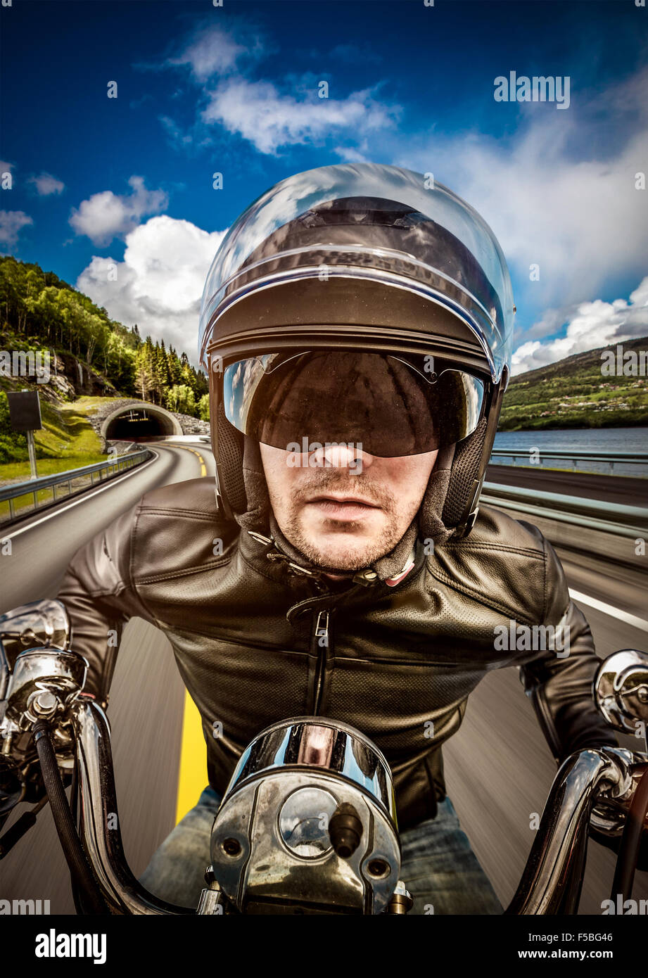 Biker in casco e giacca di pelle racing su strada. Foto Stock Biker in casco e giacca di pelle racing su strada. Foto Stock
