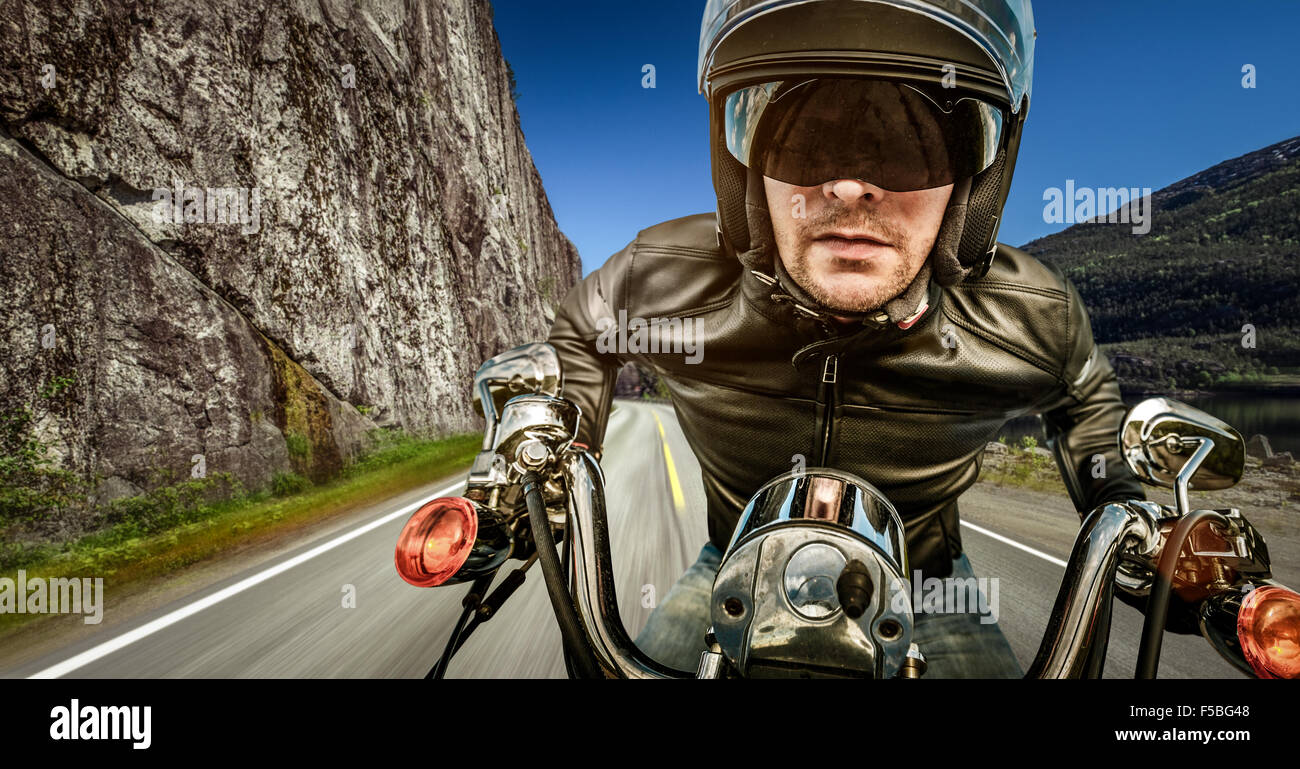 Biker in casco e giacca di pelle racing su strada. Foto Stock Biker in casco e giacca di pelle racing su strada. Foto Stock