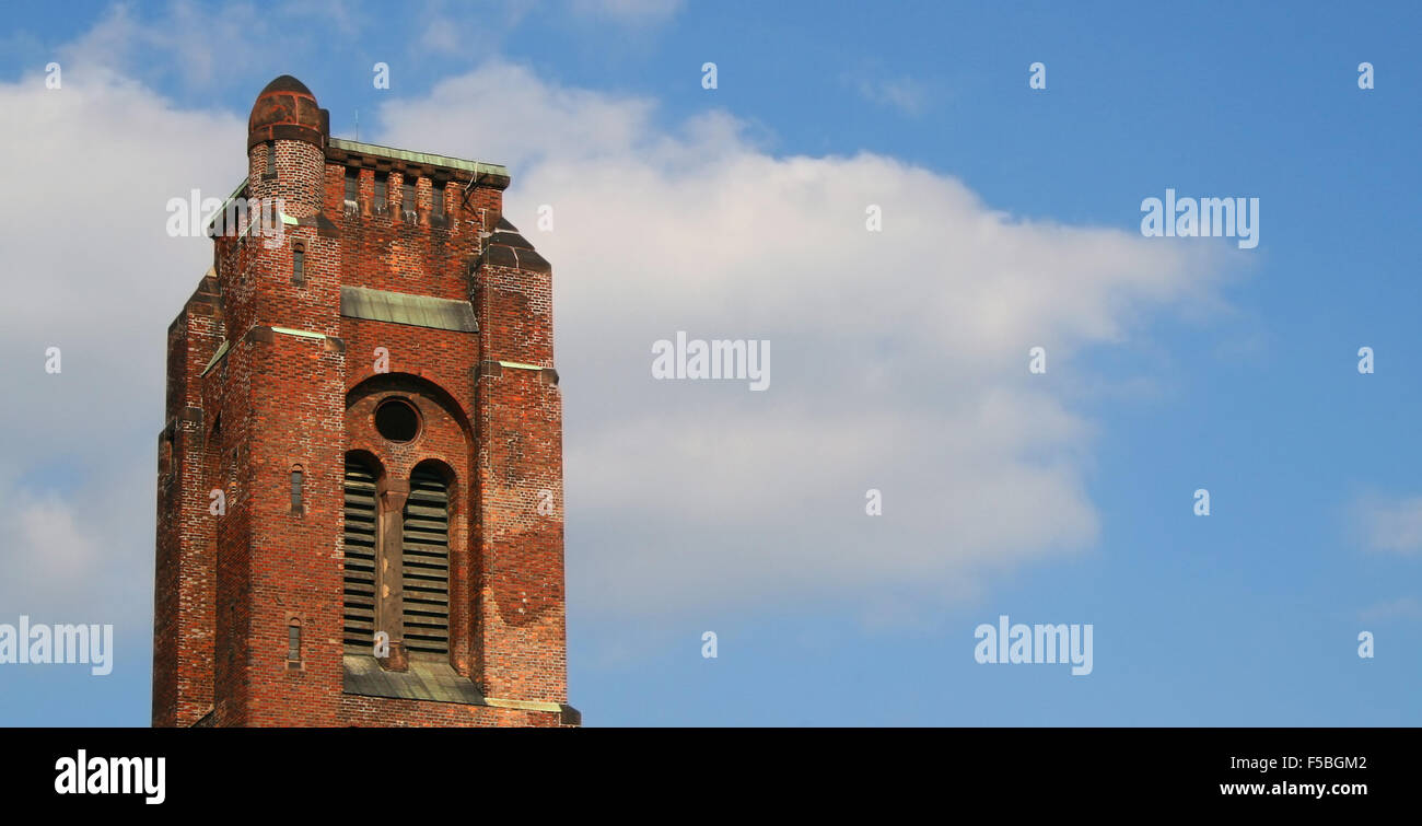 Torre campanaria della chiesa di San Giacomo Apostolo a Varsavia capitale della Polonia contro sky Foto Stock