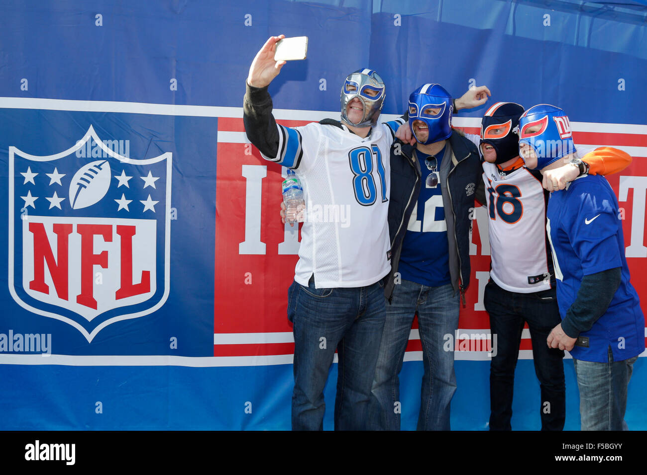 Londra, Regno Unito. 01 Nov, 2015. NFL International Series. Kansas City Chiefs rispetto a Detroit Lions. Ventole agguantare un selfie prima che il credito di gioco: Azione Plus sport/Alamy Live News Foto Stock