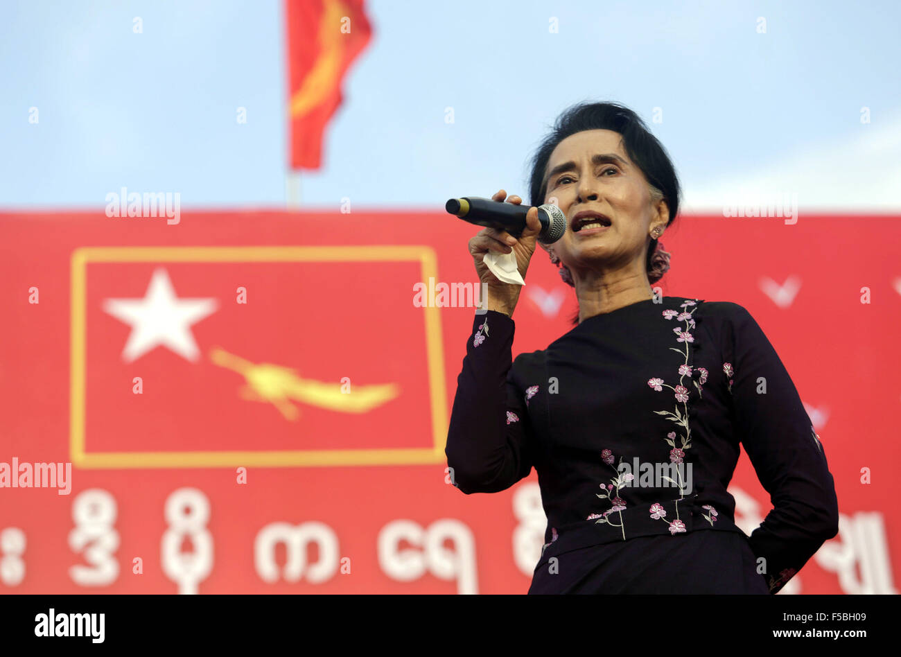 (151101) -- YANGON, nov. 1, 2015 (Xinhua) -- Aung San Suu Kyi, presidente della Lega nazionale per la democrazia (NLD) offre una campagna parlato ad un rally a Yangon, Myanmar, nov. 1, 2015. Campaignings dei principali partiti politici in Myanmar intensificato la domenica come nov. 8 elezione generale è entrato in sette giorni di conto alla rovescia. (Xinhua/U Aung) Foto Stock