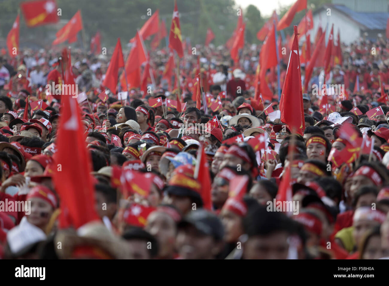 (151101) -- YANGON, nov. 1, 2015 (Xinhua) -- Le persone che frequentano un rally come Aung San Suu Kyi, presidente della Lega nazionale per la democrazia (NLD) offre una campagna discorso a Yangon, Myanmar, nov. 1, 2015. Campaignings dei principali partiti politici in Myanmar intensificato la domenica come nov. 8 elezione generale è entrato in sette giorni di conto alla rovescia. (Xinhua/U Aung) Foto Stock