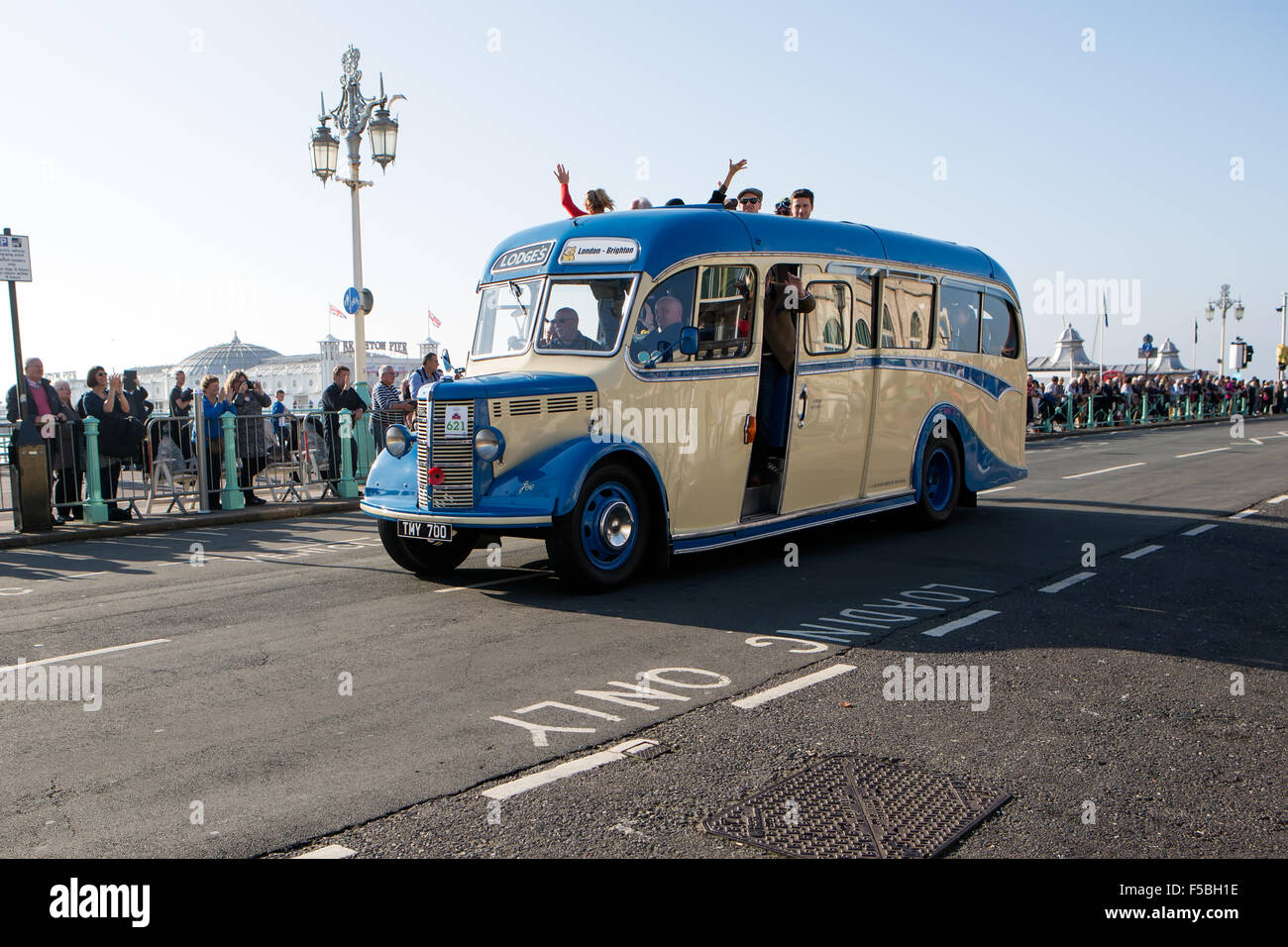 Madeira Drive, Brighton, East Sussex, Regno Unito. Da Londra a Brighton Vintage Car Run 2015. Il London to Brighton Veteran Car Run è l'evento automobilistico più lungo al mondo, che si svolge su un percorso tra Londra e Brighton, Inghilterra con auto e veicoli d'epoca. In questa immagine è di un Lodges Omnibus. 1st novembre 2015 Foto Stock