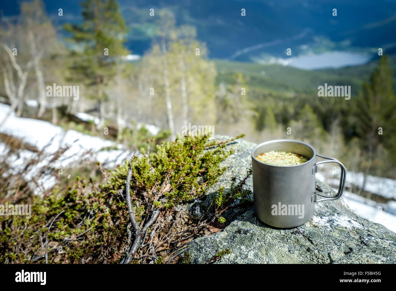 Viaggio coppa di titanio. Pranzo durante il tragitto per il selvaggio. Lo stile di vita di campeggio. Foto Stock