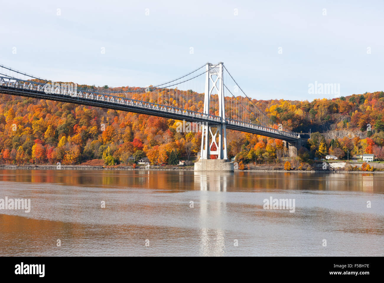 Il Mid-Hudson campate del ponte sul fiume Hudson tra Poughkeepsie e Highland, New York con la caduta delle foglie in background. Foto Stock