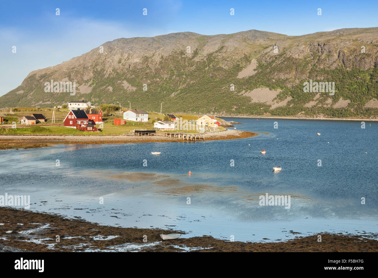 Norvegese tipico villaggio di pescatori con tradizionale rosso rorbu capanne,Honningsvåg Foto Stock