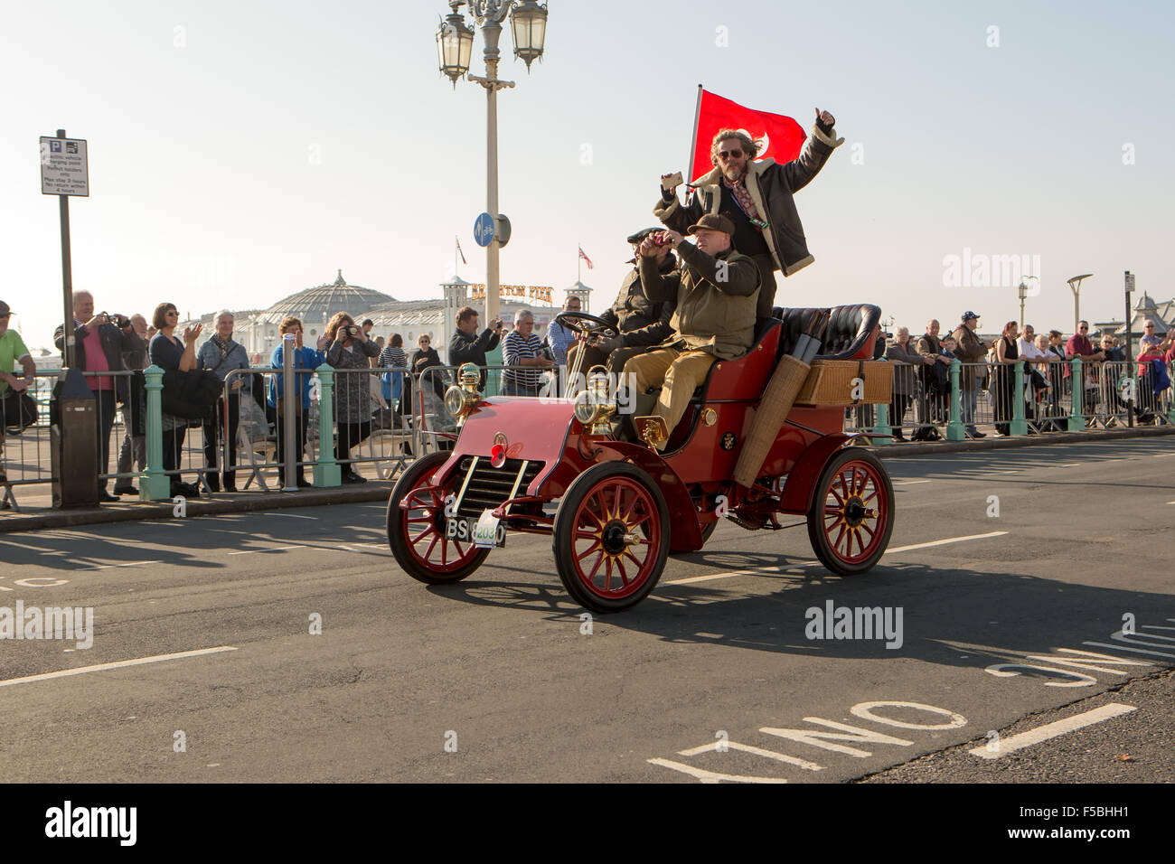 Madeira Drive, Brighton, East Sussex, Regno Unito. Da Londra a Brighton Vintage Car Run 2015. Il London to Brighton Veteran Car Run è l'evento automobilistico più lungo al mondo, che si svolge su un percorso tra Londra e Brighton, Inghilterra con auto e veicoli d'epoca. In questa immagine è di Michael Kadoorie & Philip Kadoorie guida 1903 Cadillac. 1st novembre 2015 Foto Stock