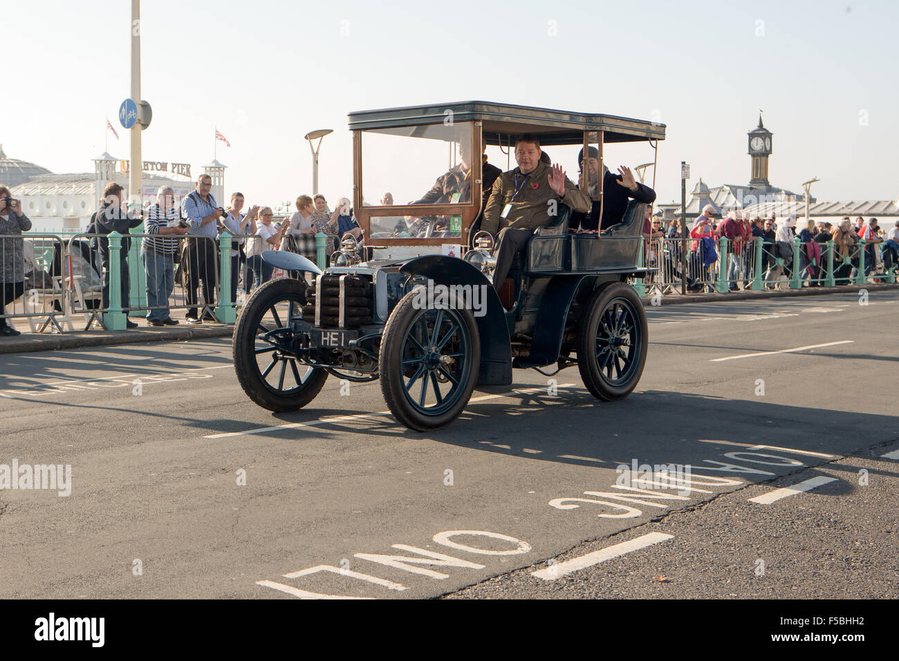 Madeira Drive, Brighton, East Sussex, Regno Unito. Da Londra a Brighton Vintage Car Run 2015. Il London to Brighton Veteran Car Run è l'evento automobilistico più lungo al mondo, che si svolge su un percorso tra Londra e Brighton, Inghilterra con auto e veicoli d'epoca. In questa immagine è di Clive Boothman alla guida di una Napier 1902. 1st novembre 2015 Foto Stock