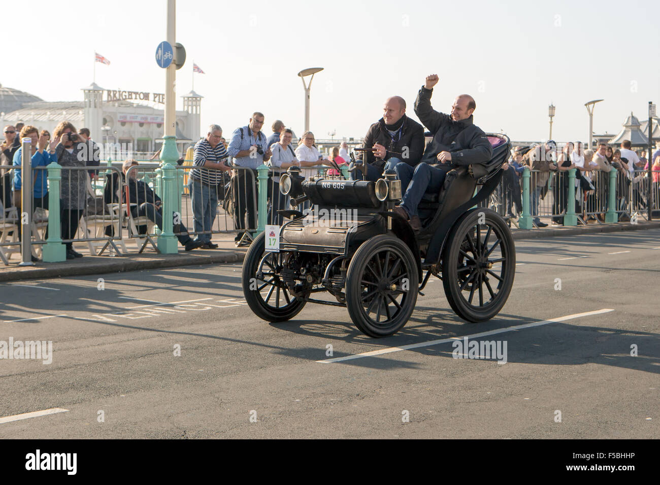Madeira Drive, Brighton, East Sussex, Regno Unito. Da Londra a Brighton Vintage Car Run 2015. Il London to Brighton Veteran Car Run è l'evento automobilistico più lungo al mondo, che si svolge su un percorso tra Londra e Brighton, Inghilterra con auto e veicoli d'epoca. In questa immagine è di Jonathan Wood e Dean Jaggard alla guida di un 1898 Henriod.1st novembre 2015 Foto Stock