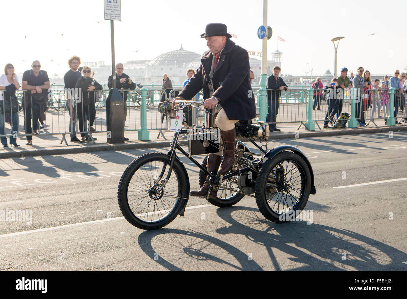 Madeira Drive, Brighton, East Sussex, Regno Unito. Da Londra a Brighton Vintage Car Run 2015. Il London to Brighton Veteran Car Run è l'evento automobilistico più lungo al mondo, che si svolge su un percorso tra Londra e Brighton, Inghilterra con auto e veicoli d'epoca. In questa immagine è di Stephen Dickson alla guida di un 1898 De Dion Bouton triciclo. 1st novembre 2015 Foto Stock