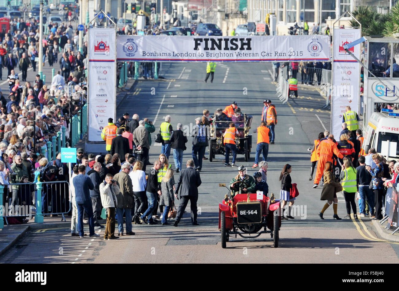 Brighton, Sussex, Regno Unito. 1 Novembre, 2015. Vetture di arrivare al traguardo in Madeira Drive sul lungomare di Brighton come completano la Bonhams Londra a Brighton Veteran Car Run Credit: Simon Dack/Alamy Live News Foto Stock