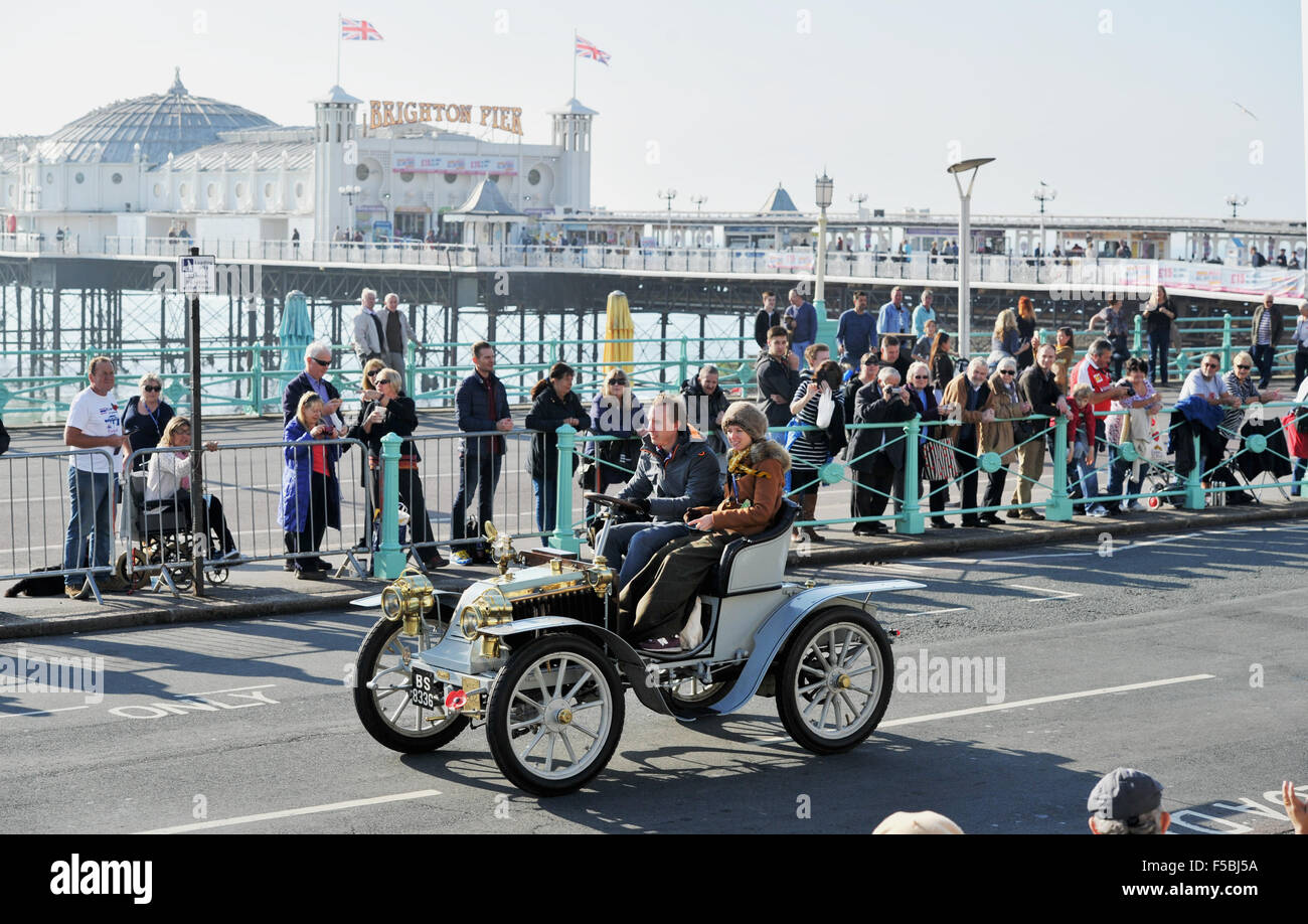 Brighton, Sussex, Regno Unito. 1 Novembre, 2015. Macchine passano dal molo come essi vicino al traguardo del Bonhams Londra a Brighton Veteran Car Run Foto Stock