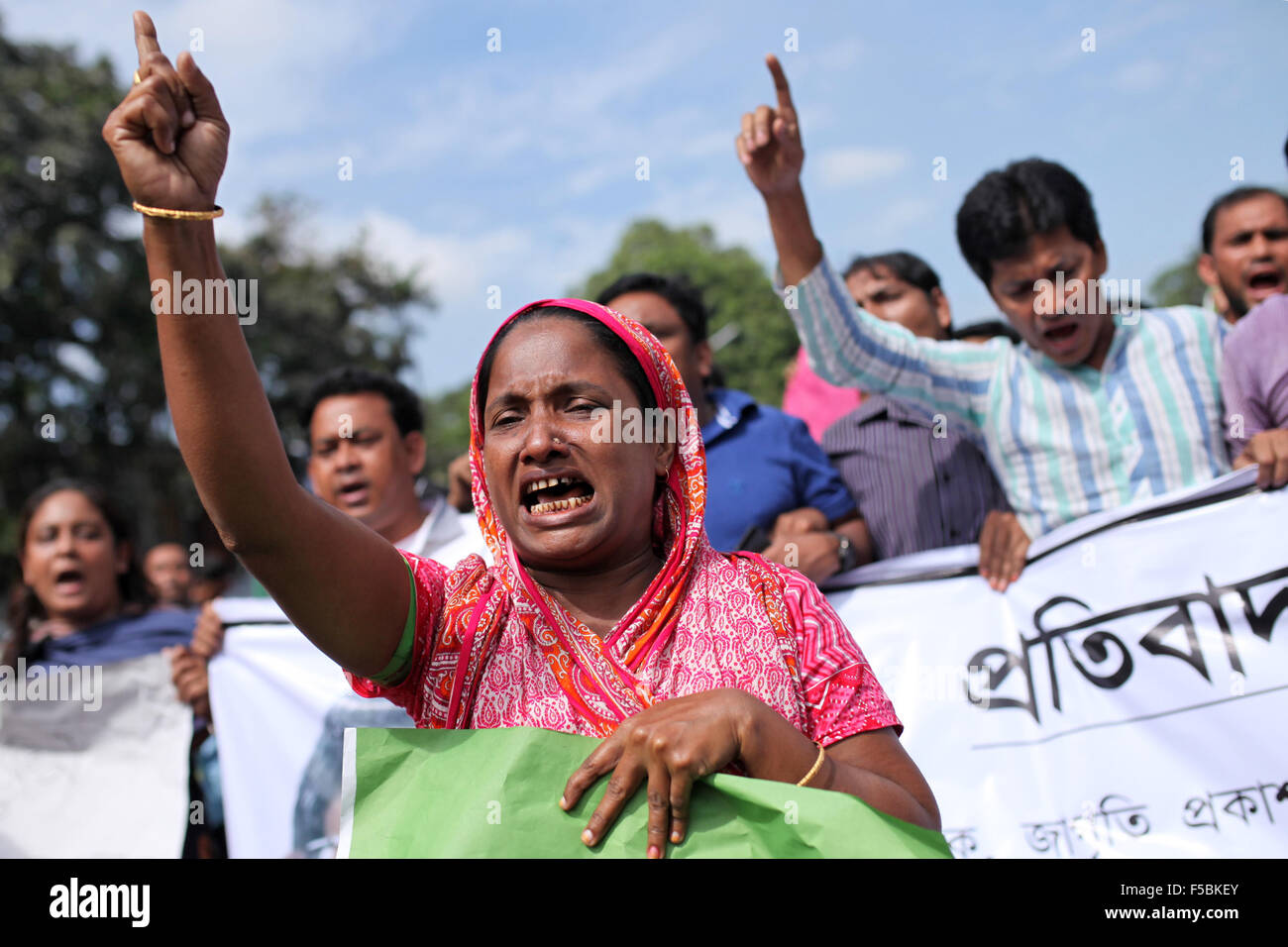 Dacca in Bangladesh. 1 Nov, 2015. Dacca in Bangladesh 01 novembre : donna urla slogan come lei prende parte a una protesta contro l'uccisione di Faisal Arefin Deepan un editore di libri secolari a Dhaka il 01 novembre 2015.Deepan è stato hackerato a morte e altri tre feriti in attacchi di fresco in Bangladesh capitale che sono stati rivendicati da radicali islamici e i diritti umani di gruppo chiamato sul governo urgentemente di tutelare la libertà di espressione. © Zakir Hossain Chowdhury/ZUMA filo/Alamy Live News Foto Stock