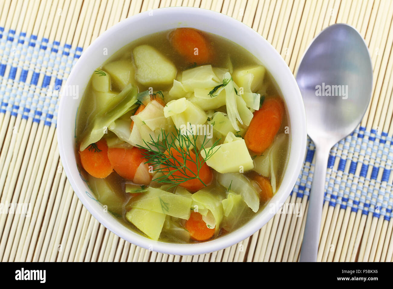 Ciotola di zuppa di cavolo sul tappetino di bambù Foto Stock