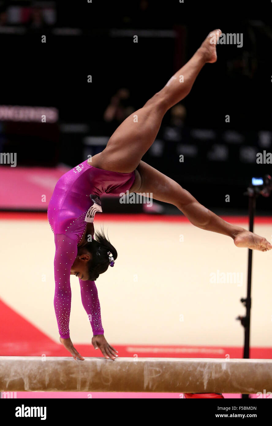 Glasgow, Gran Bretagna. 1 Nov, 2015. Simone Biles degli Stati Uniti si misurano con le donne del saldo finale del fascio al 46th mondiale di ginnastica artistica campionati a SSE Idro Arena di Glasgow, Scozia, Gran Bretagna, su nov. 1, 2015. Simone Biles ha vinto il titolo con 15.358 punti. © Han Yan/Xinhua/Alamy Live News Foto Stock