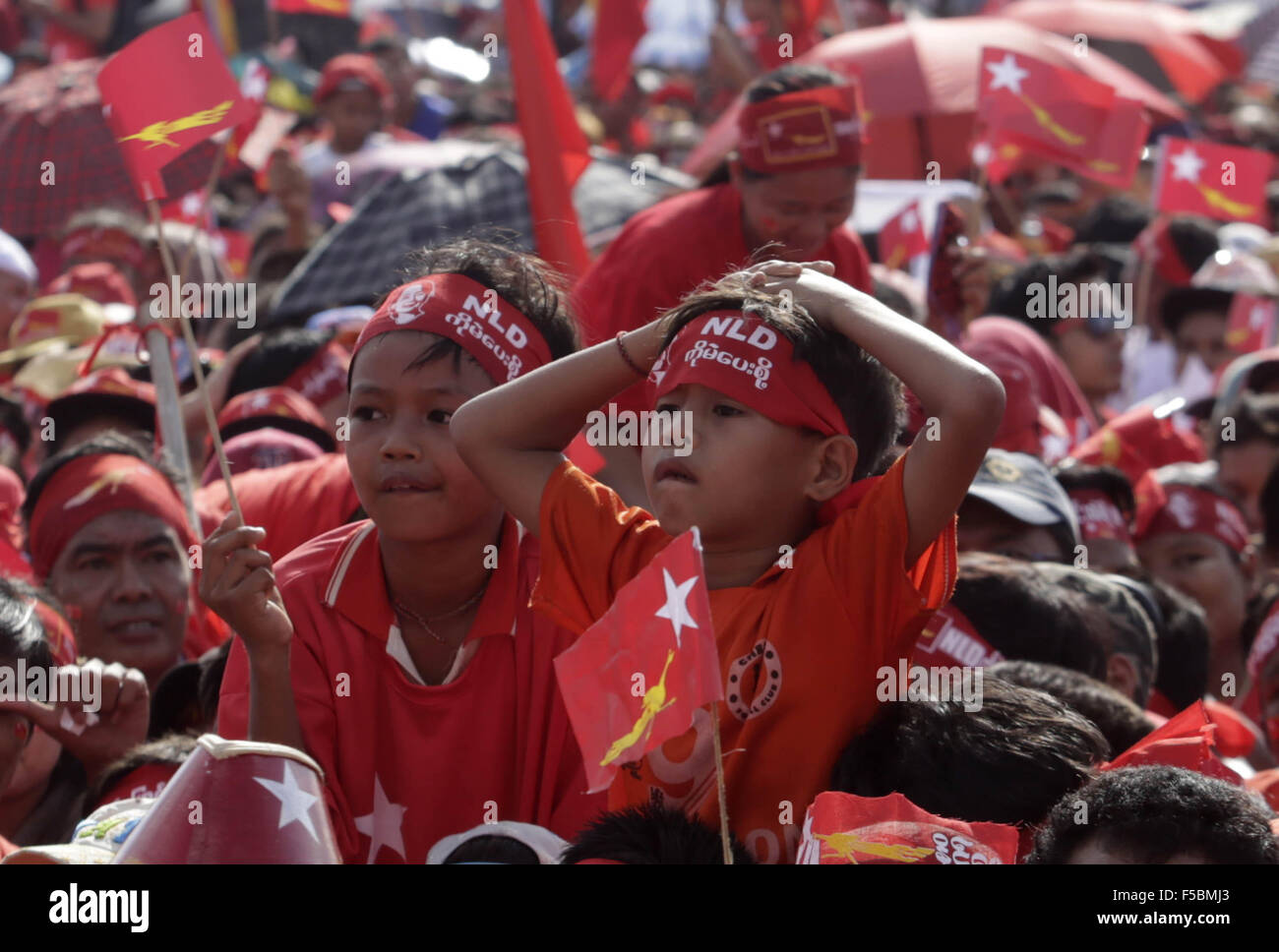 Yangon, Myanmar. 1 Nov, 2015. I bambini che frequentano un rally come Aung San Suu Kyi, presidente della Lega nazionale per la democrazia (NLD) offre una campagna discorso a Yangon, Myanmar, nov. 1, 2015. Campaignings dai principali partiti politici in Myanmar intensificato la domenica come nov. 8 elezione generale è entrato in sette giorni di conto alla rovescia. Credito: U Aung/Xinhua/Alamy Live News Foto Stock