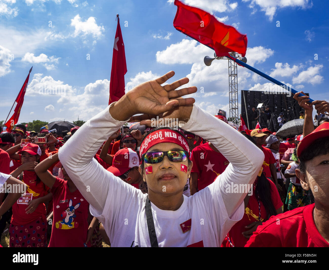 Yangon, Divisione di Yangon, Myanmar. 1 Nov, 2015. Donne danza del NLD ultimo comizio elettorale del 2015 elezione nella periferia di Yangon Domenica. I partiti politici sono avvolge le loro campagne in Myanmar (Birmania). Elezioni nazionali sono programmati per la domenica di novembre 8. Le due parti principali sono la Lega nazionale per la democrazia (NLD), il partito di icona di democrazia e premio Nobel per la Pace Aung San Suu Kyi e la sentenza Unione Solidarietà e Sviluppo (Partito USDP), guidato dal Presidente uscente Thein Sein. Ci sono più di 30 parti di campagna per uffici locali e nazionali. (Credito mi Foto Stock