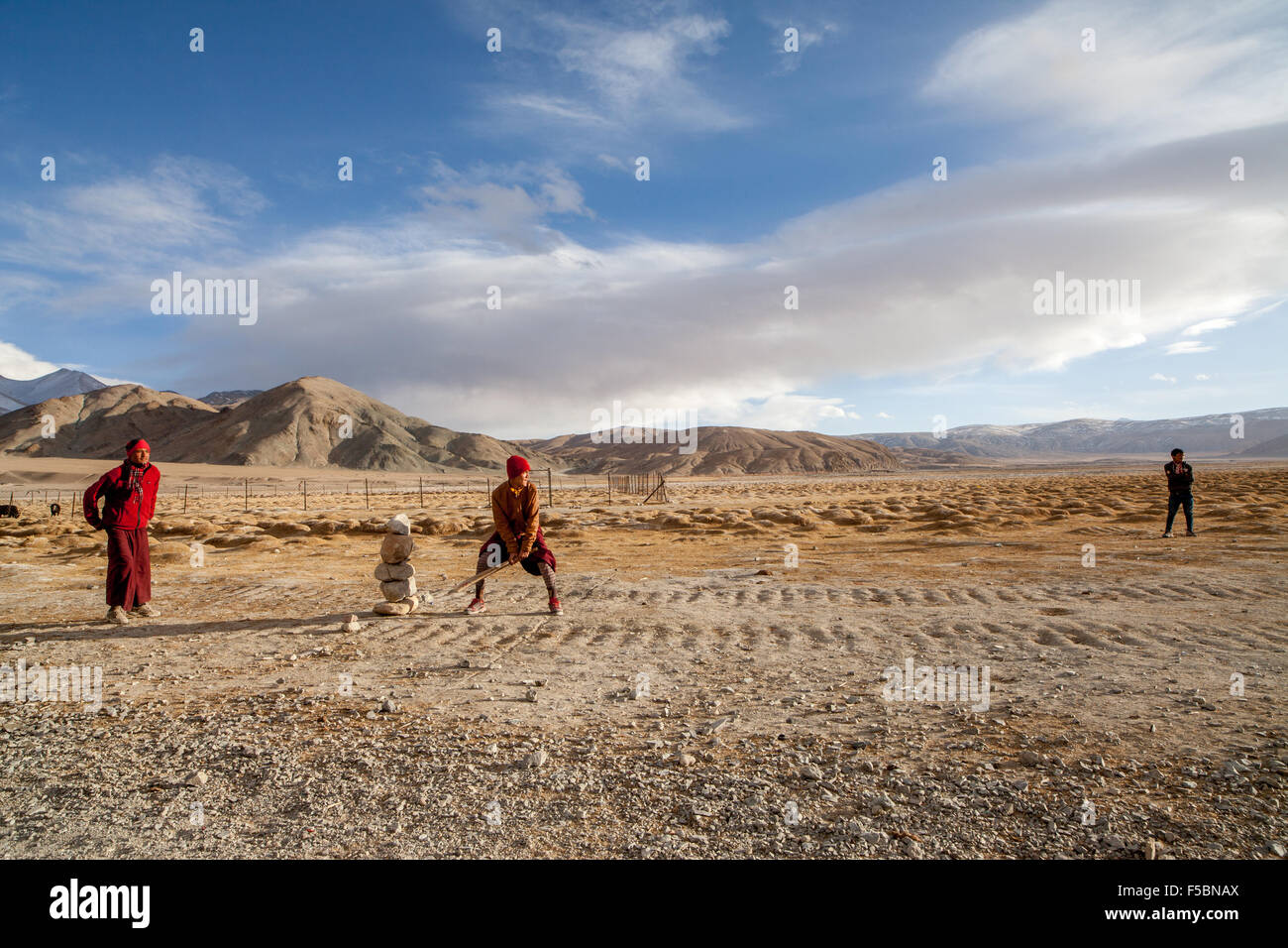 I monaci del monastero di Hanle giocando una partita amichevole di cricket nel freddo inverno Ladakhi. Foto Stock