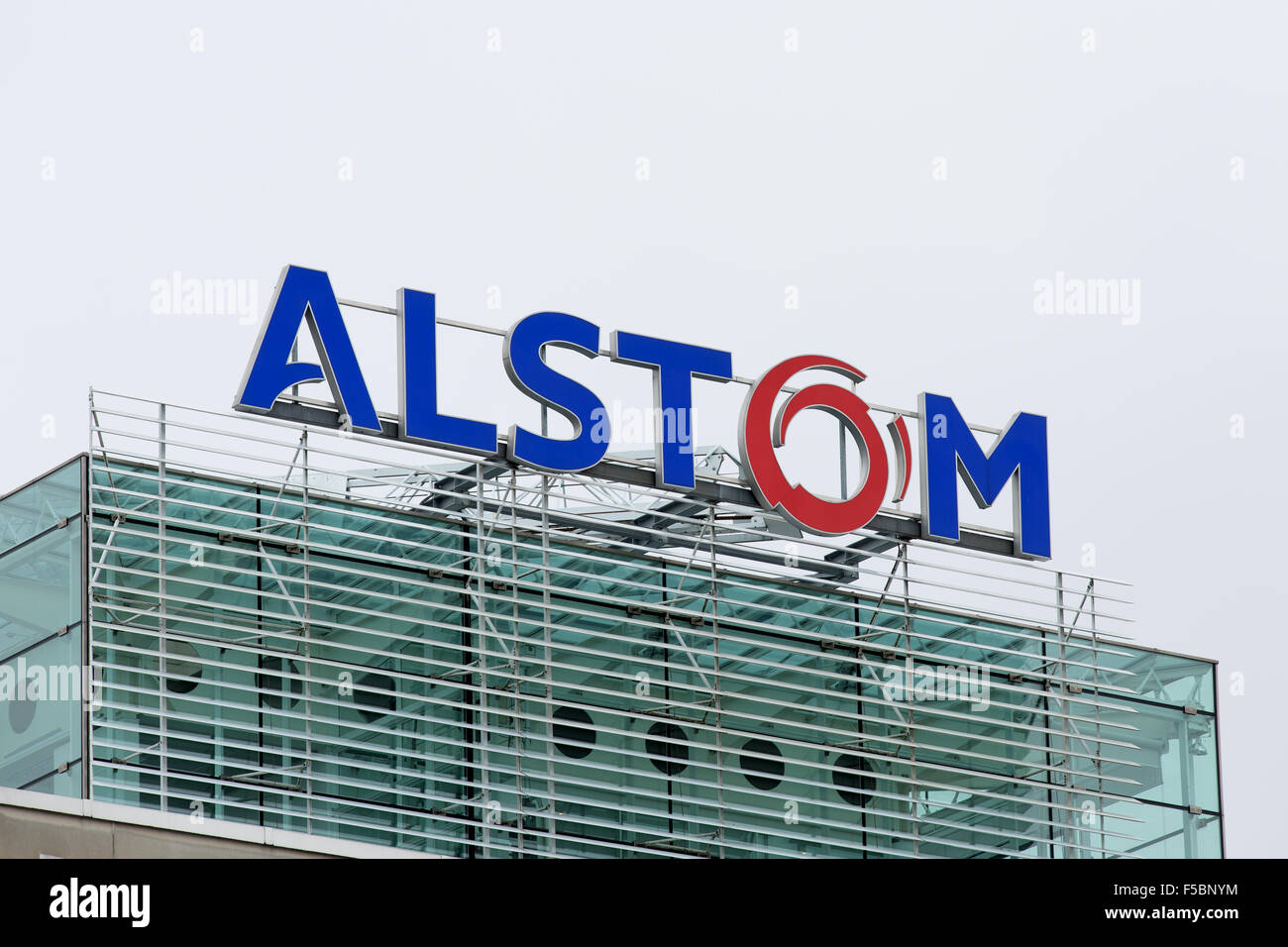 Baden, Svizzera. Il 31 ottobre 2015. Ultimi giorni del logo di Alstom sul tetto della potenza termica sede prima di operazioni di fusione e acquisizione di General Electric il 2 novembre 2015. Carsten Reisiger/Alamy Live News. Foto Stock