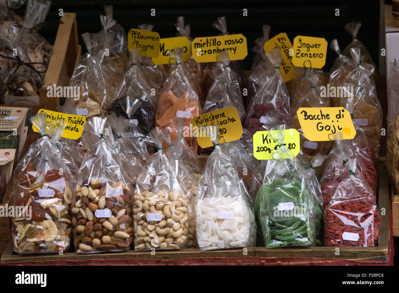 La frutta e i dadi su uno stallo a Bressanone o a Bressanone in Alto Adige, Italia Foto Stock