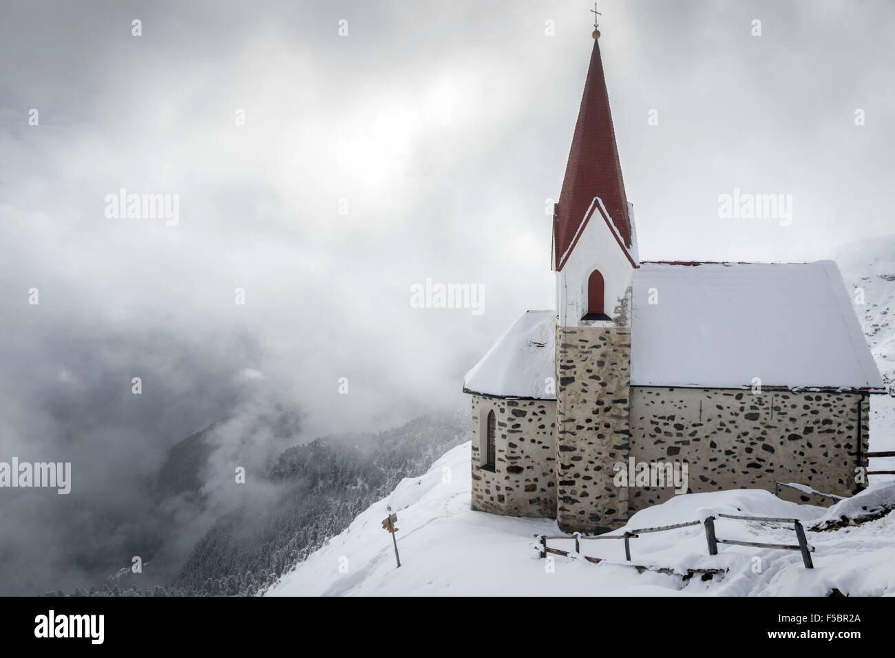La Chiesa accanto al Latzfonser Kreuz baita di montagna in Alto Adige, Italia Foto Stock