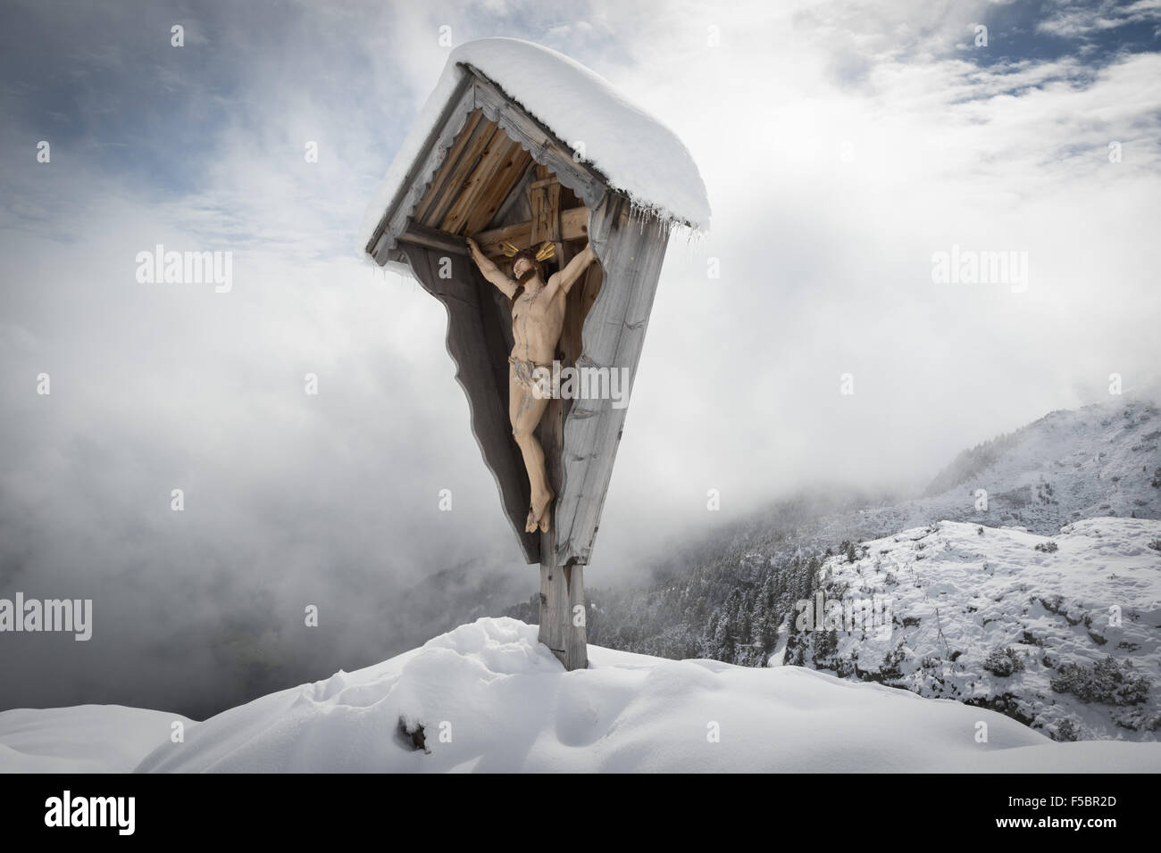 Il crocifisso vicino al Latzfonser Kreuz baita di montagna in Alto Adige, Italia Foto Stock