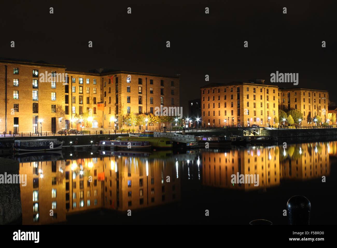 Liverpool Albert Dock riflessione di notte Foto Stock