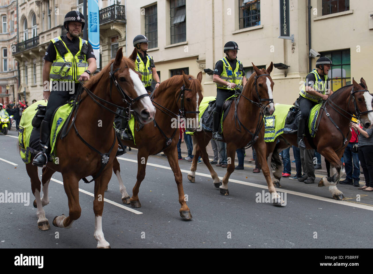 Montate i funzionari di polizia a cavallo durante un Galles rugby gioco. Foto Stock