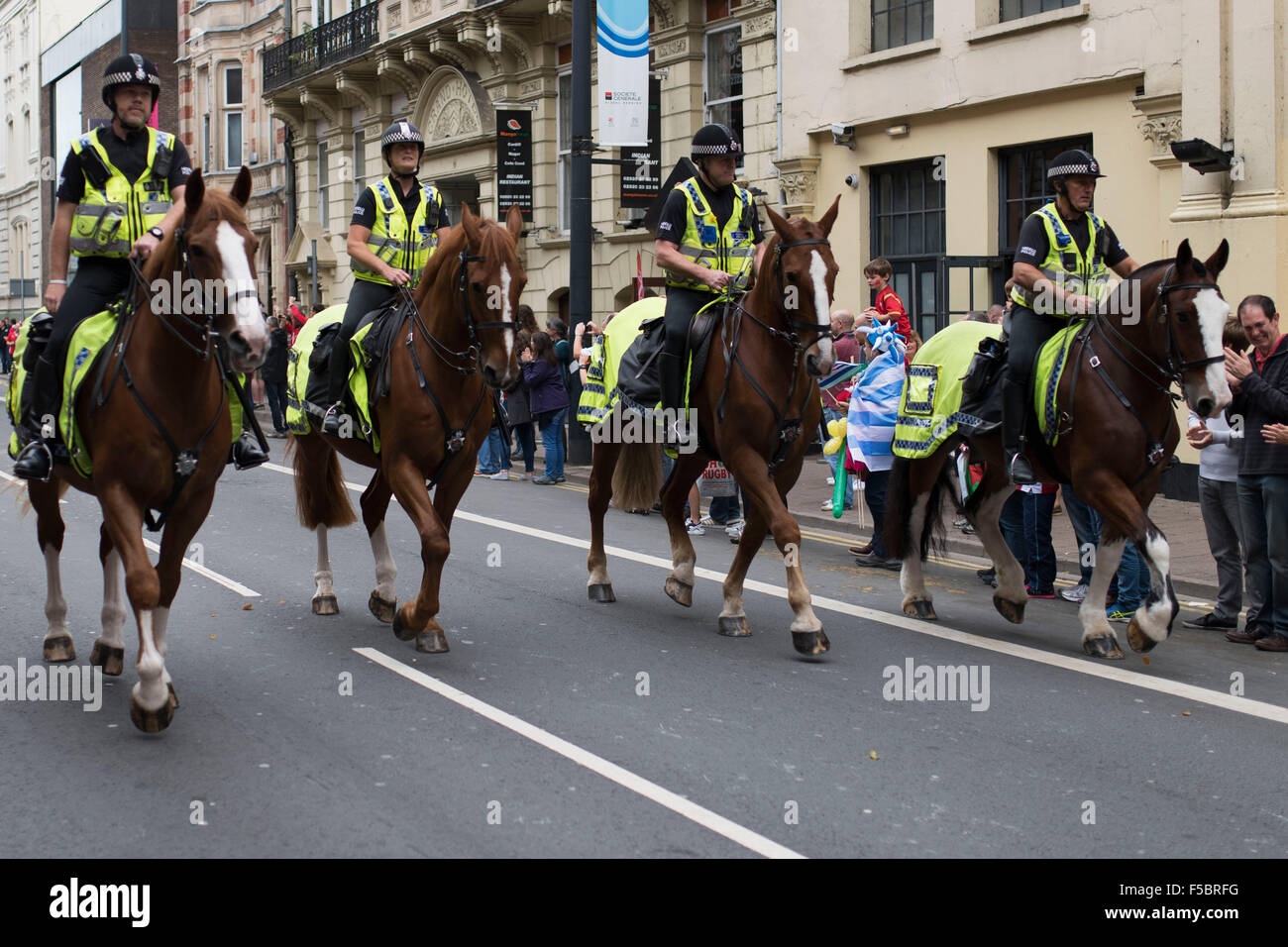 Montate i funzionari di polizia a cavallo durante un Galles rugby gioco. Foto Stock