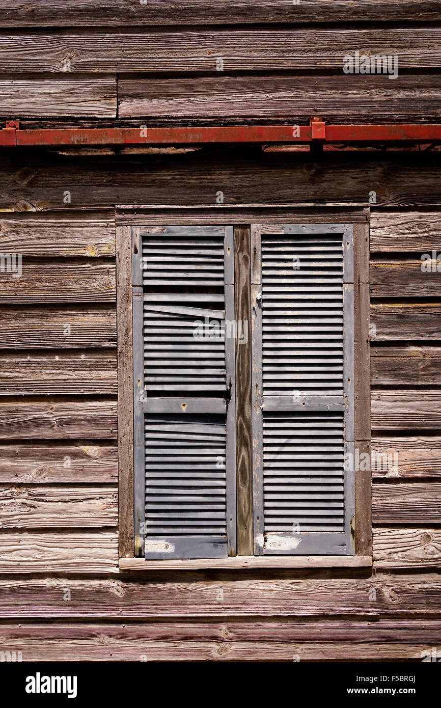 Abstract legno stagionato sulla costruzione di Key West FL USA potrebbe essere utilizzata come sfondo, buon spazio copia alcune con finestre a lucernario. Foto Stock