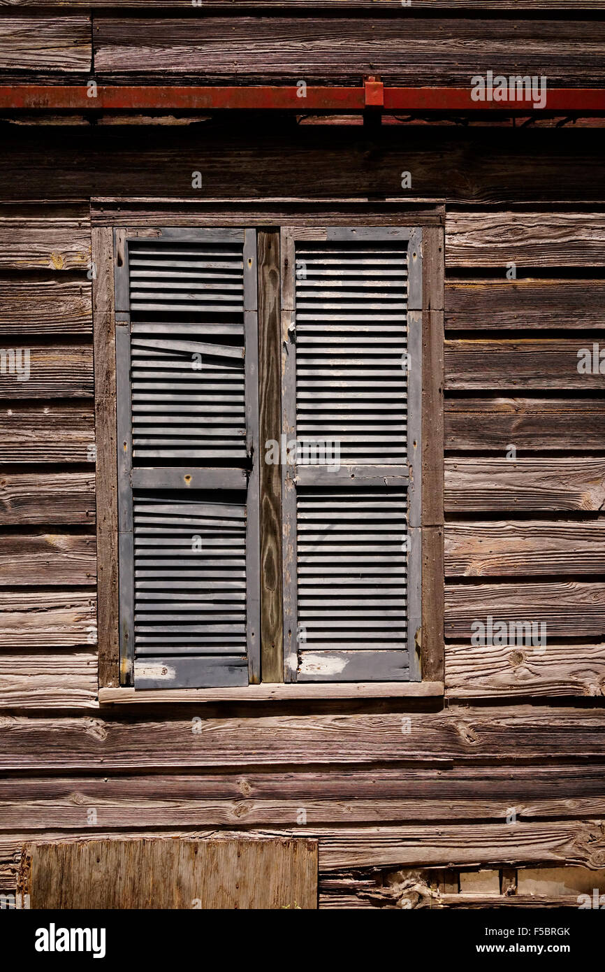 Abstract legno stagionato sulla costruzione di Key West FL USA potrebbe essere utilizzata come sfondo, buon spazio copia alcune con finestre a lucernario. Foto Stock