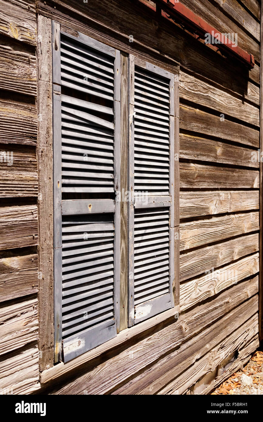 Abstract legno stagionato sulla costruzione di Key West FL USA potrebbe essere utilizzata come sfondo, buon spazio copia alcune con finestre a lucernario. Foto Stock