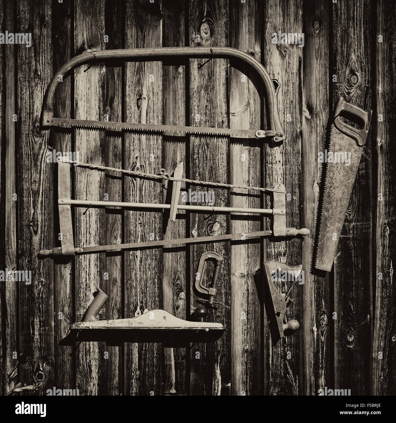 Carpenter strumenti su una parete in legno di un vecchio fienile Foto Stock