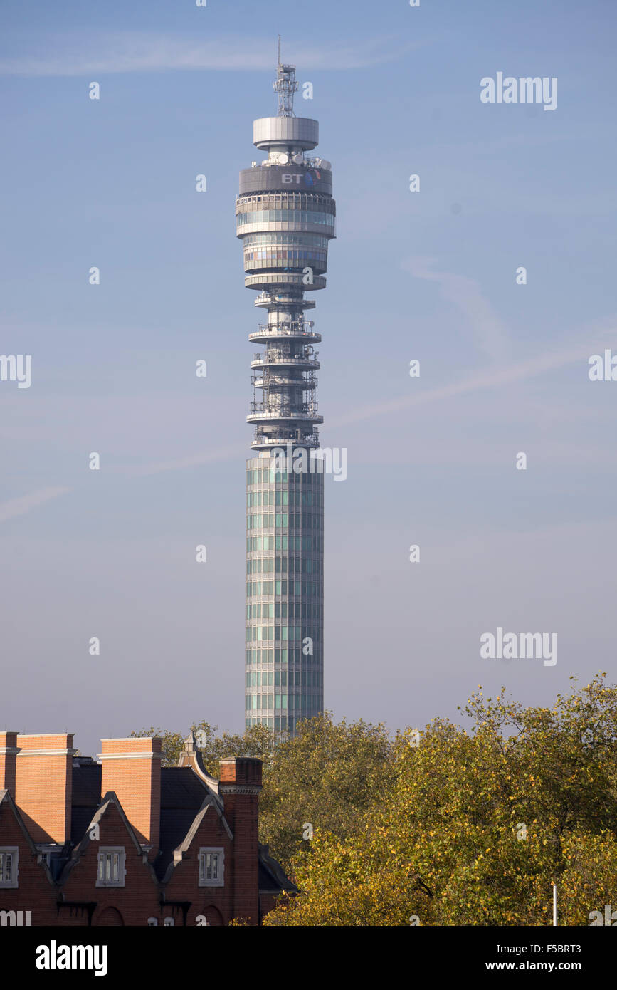London's BT Tower visto da Bloomsbury Foto Stock