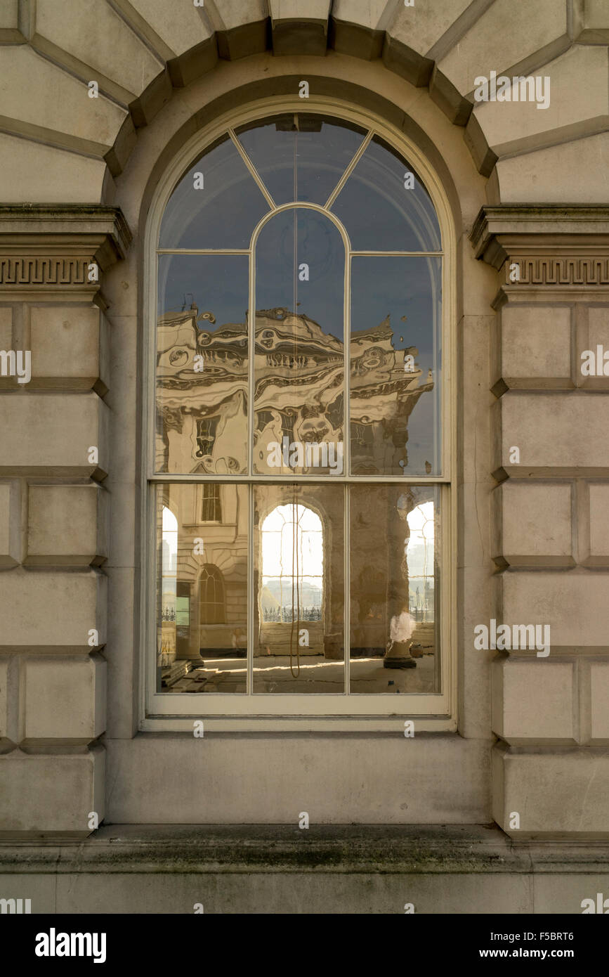 La riflessione in una finestra del Somerset House di Londra Foto Stock