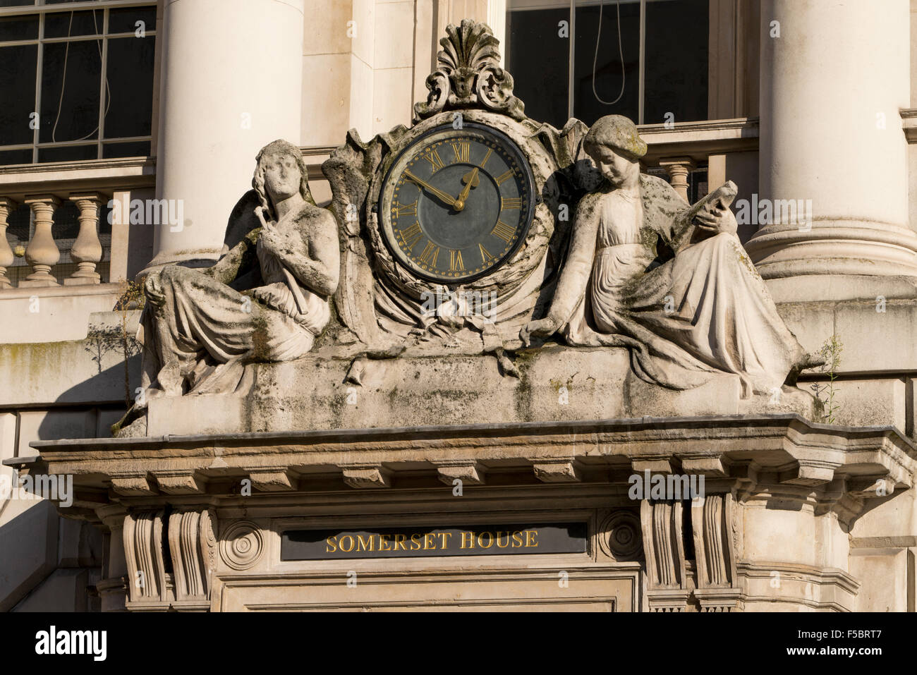 Ornati scultura porta inclusi orologio sopra l'entrata di Somerset House di Londra Foto Stock