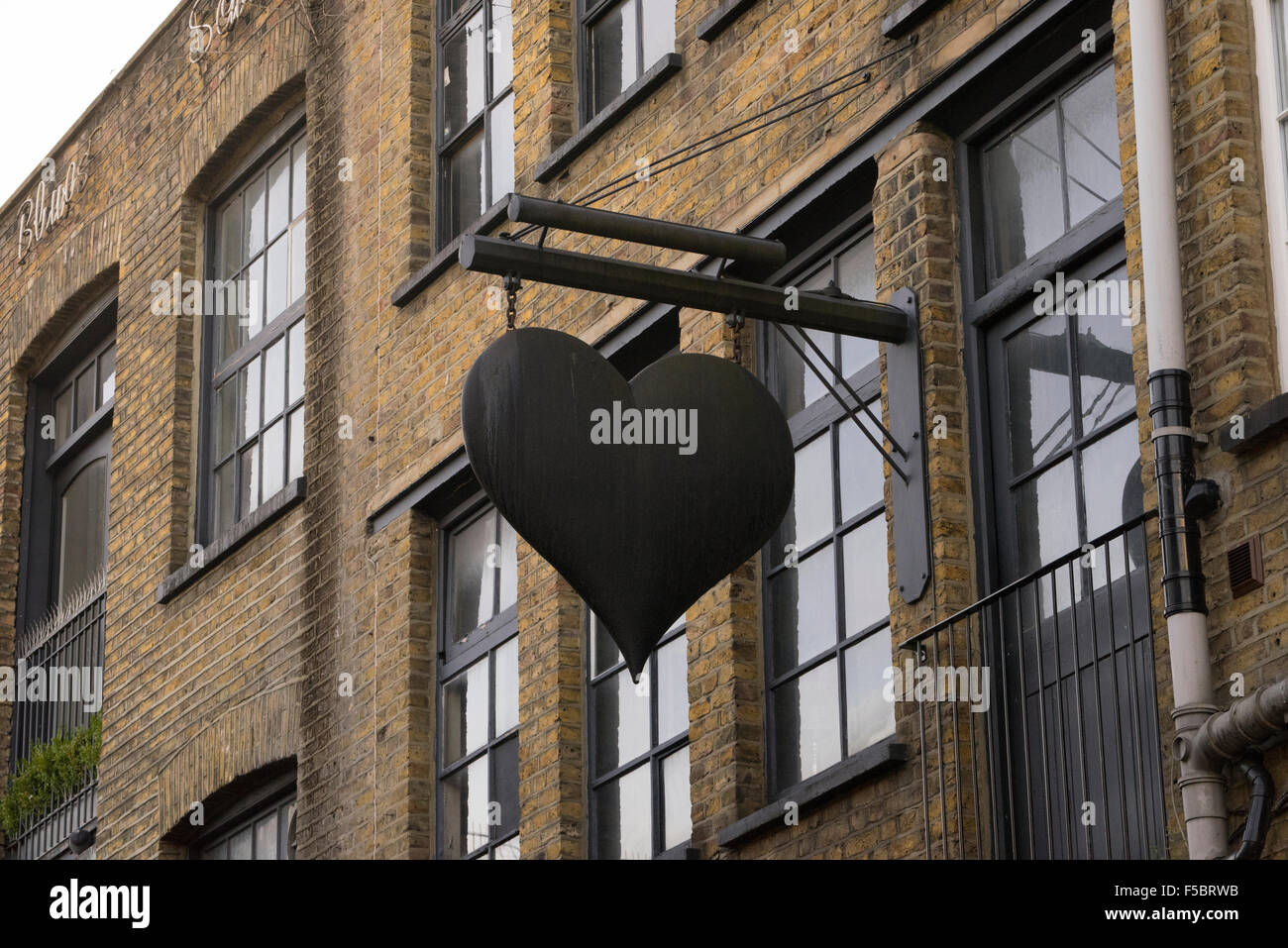 Cuore nero segno sagomata in una strada a Camden town london Foto Stock