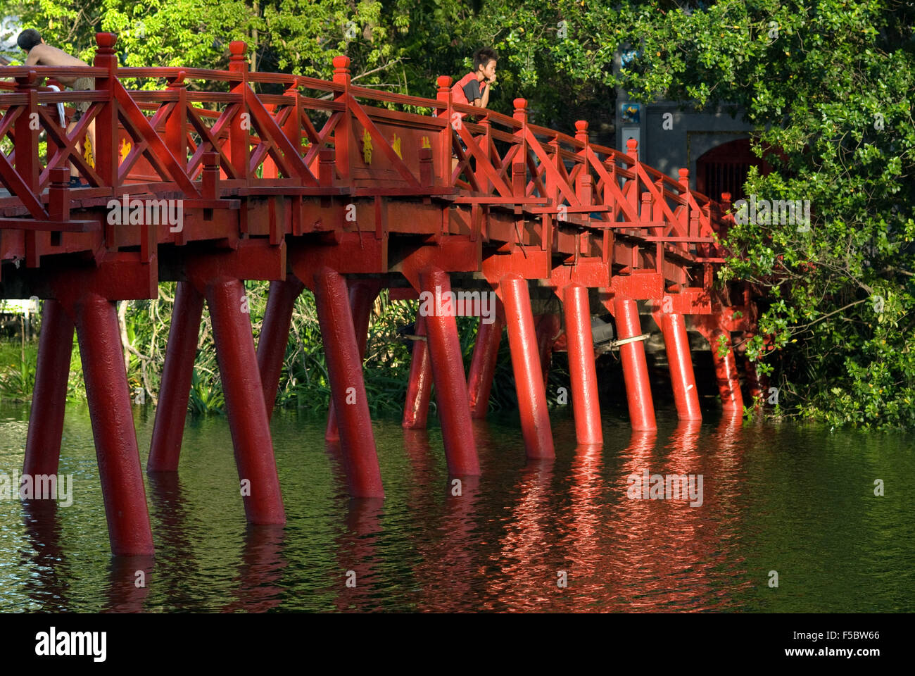 Il Huc ponte che conduce a Ngoc Son Temple (Giada Montagna) in Hoan Kiem. Hanoi Old Quarter. Huc Bridge a Ngoc Son Temple, Jade M Foto Stock