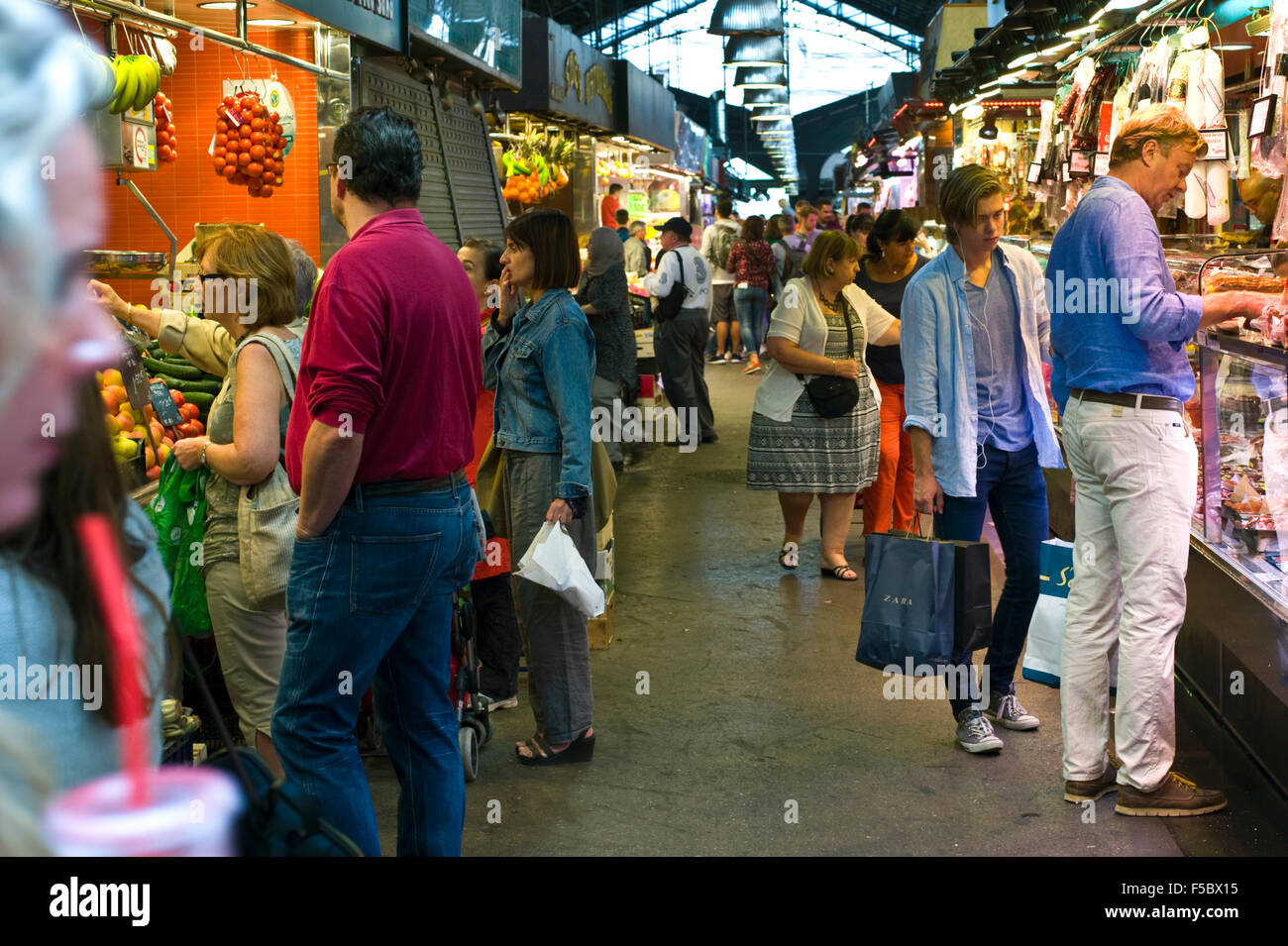 Gli amanti dello shopping esplorano le bancarelle di mercat la Boqueria Market Barcelona Catalonia Spagna ES Foto Stock