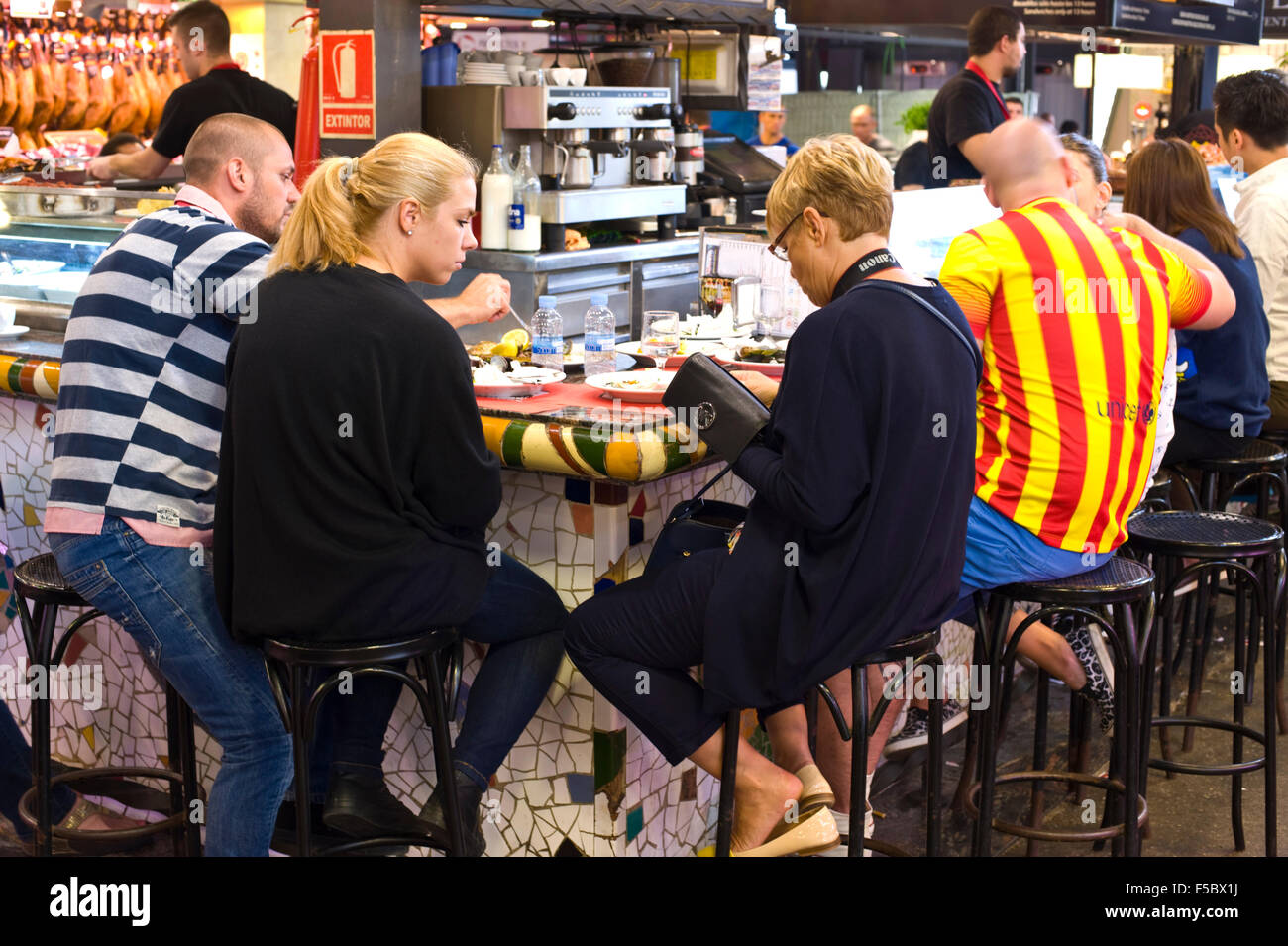 Tapas bar nel mercato mercat la Boqueria Barcellona Catalonia Spagna ES Foto Stock