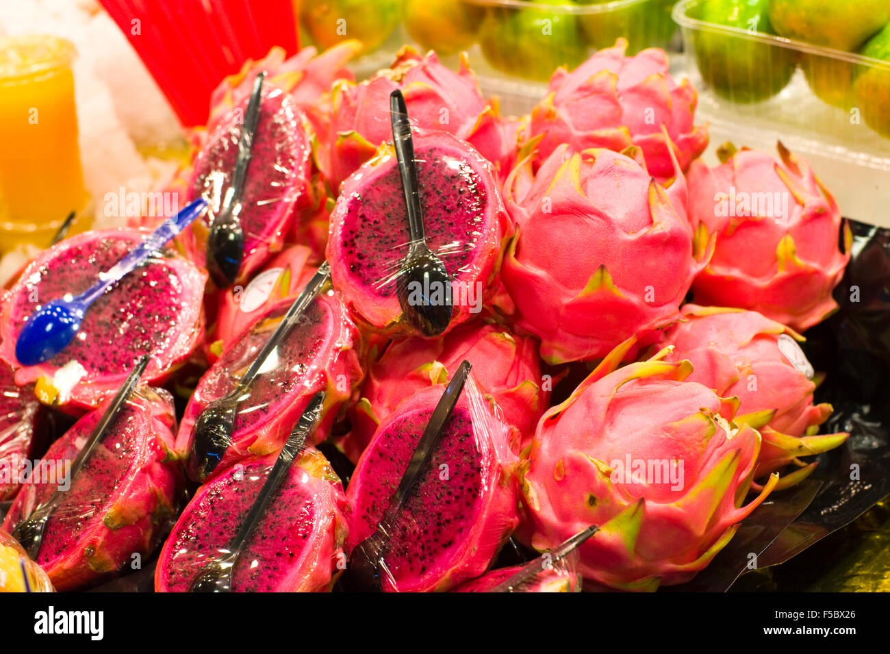Pressione di stallo di frutta al mercato La Boqueria Barcellona Catalonia Spagna ES Foto Stock