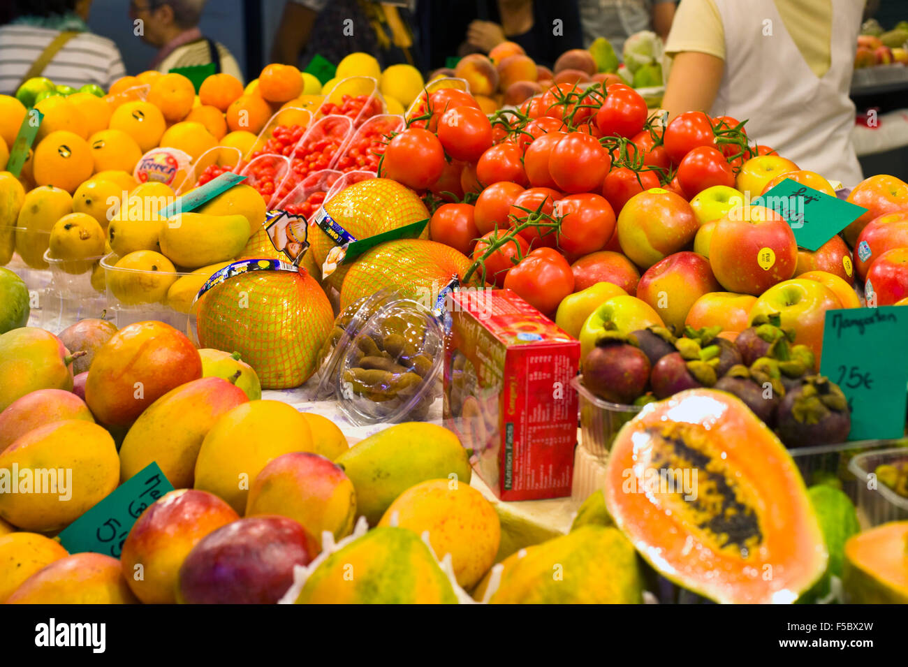 Pressione di stallo di frutta al mercato La Boqueria Barcellona Catalonia Spagna ES Foto Stock