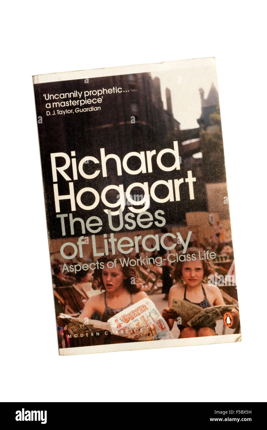 Una copia in brossura di usi di alfabetizzazione di Richard Hoggart pubblicato come un pinguino classico moderno. Foto Stock