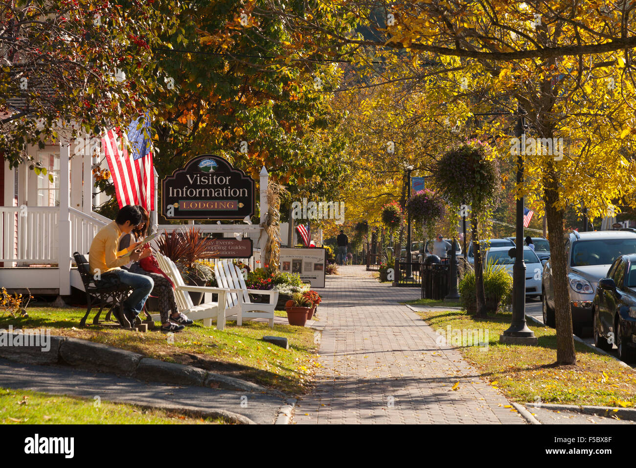 Vista di Main Street in autunno - autunno, Stowe, Vermont USA Foto Stock