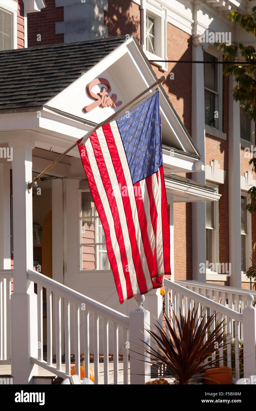 Noi battenti bandiera al di fuori della Stowe Visitor Information Centre, Stowe Vermont - USA Foto Stock