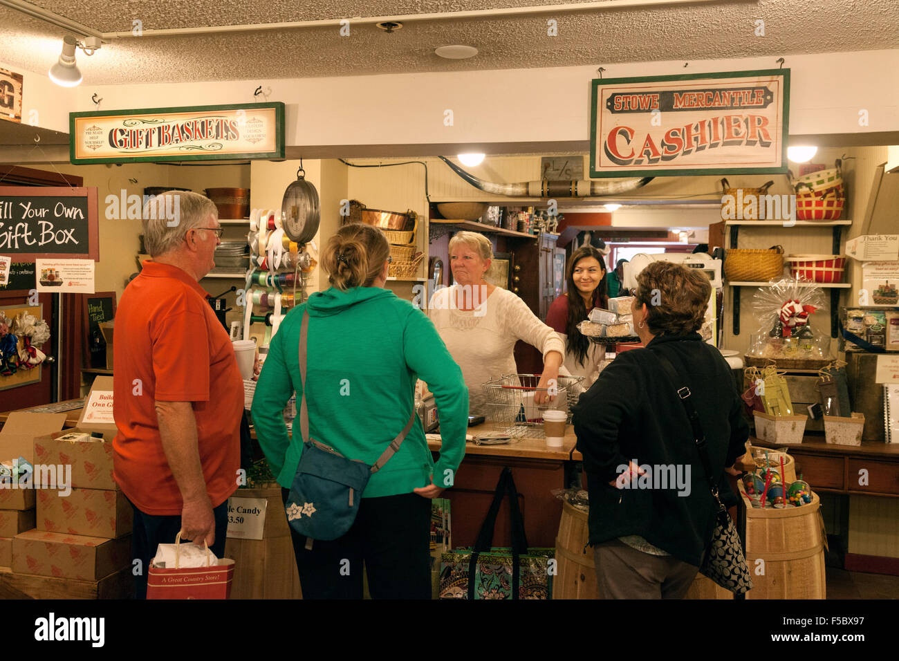 La gente lo shopping al contatore, Stowe Negozio Mercantile, Stowe Vermont - USA Foto Stock