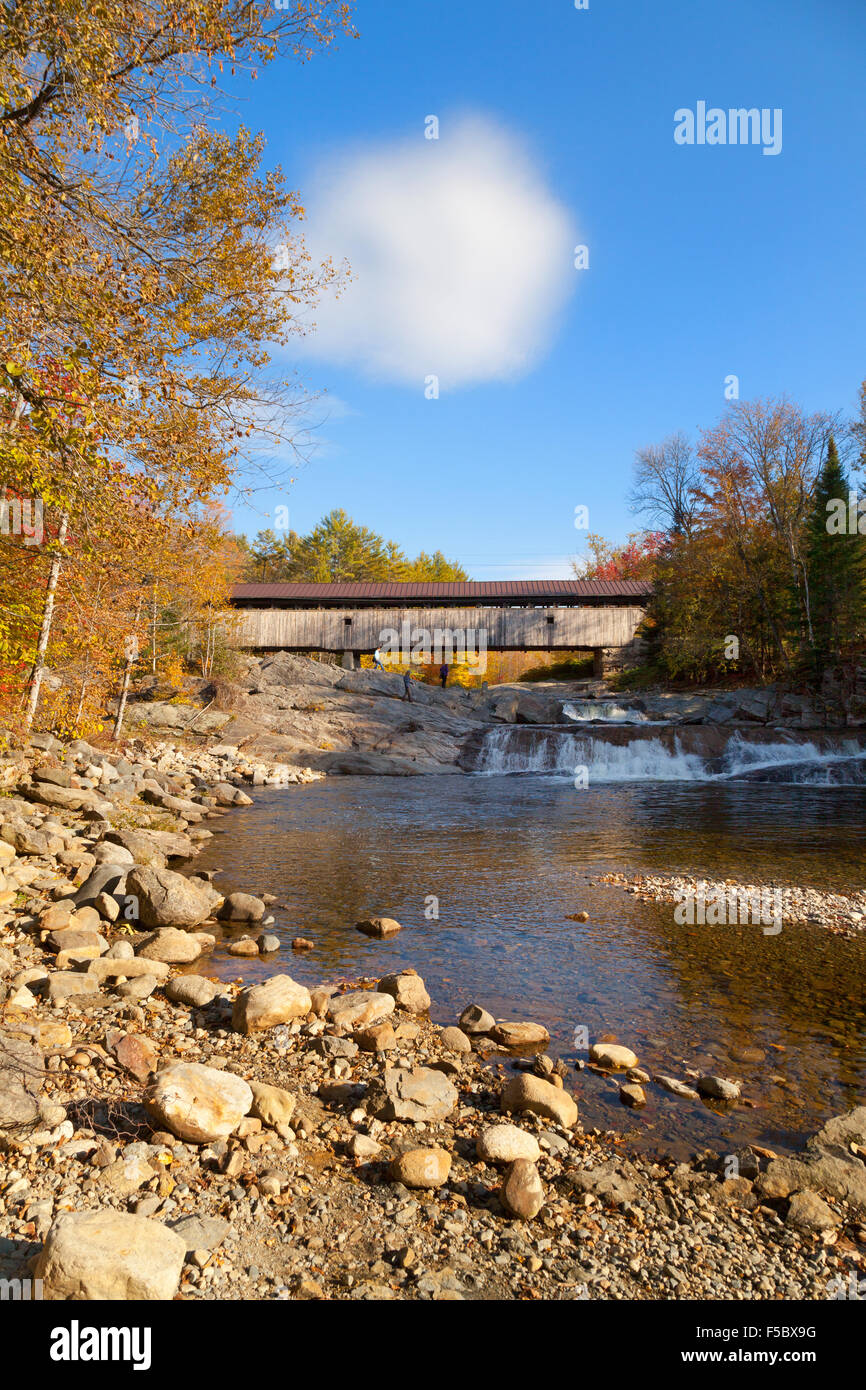 Il fiume Swift ponte coperto e cade, North Conway, New Hampshire, New England USA Foto Stock