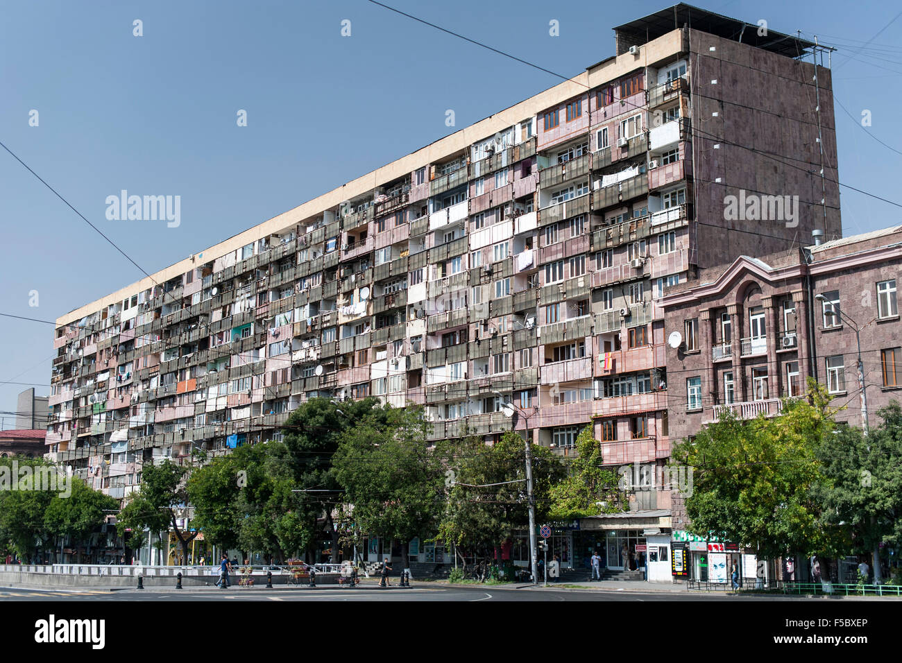 Edificio di appartamenti in Yerevan, capitale dell'Armenia. Foto Stock