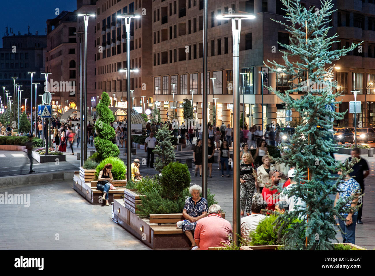 I pedoni a camminare lungo il Viale del Nord, una strada pedonale in Yerevan, capitale dell'Armenia. Foto Stock